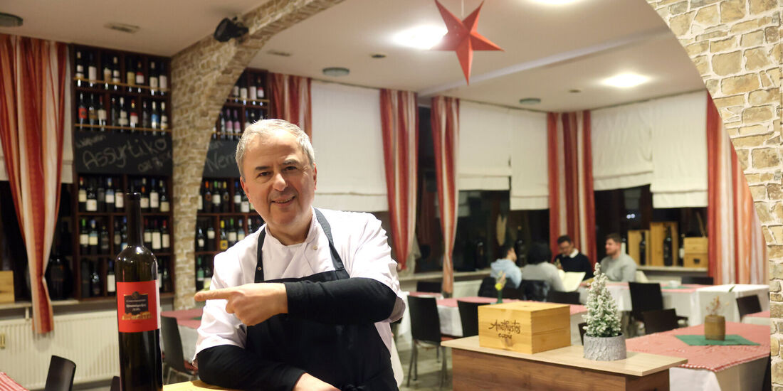 Stelios Kementzidis in seinem Restaurant "Zum Stelio": Dort hat er 62 verschiedene griechische Weine im Angebot.