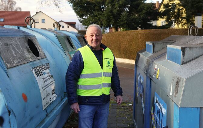 Achim Buhl vom AK Saubere Stadt am Papiercontainer am Tannwaldfriedhof - hier konnte eine Augenzeugin helfen, einen Müllsünder z