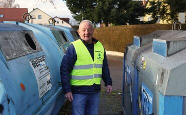 Achim Buhl vom AK Saubere Stadt am Papiercontainer am Tannwaldfriedhof - hier konnte eine Augenzeugin helfen, einen Müllsünder z