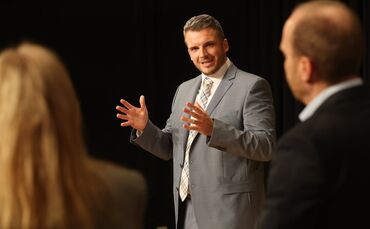 Der Rudersburger Bürgermeister und Bürgermeister-Kandidat, Raimon Ahrens, stellte sich den Fragen von Jutta Pöschko-Kopp, Leiter