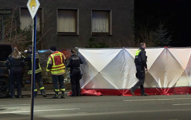 Die Polizei hat einen Sichtschutz aufgebaut.