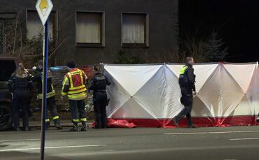 Die Polizei hat einen Sichtschutz aufgebaut.