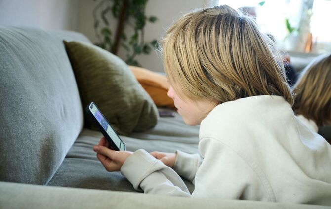 Ein Kind nutzt ein Smartphone