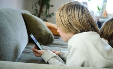 Ein Kind nutzt ein Smartphone