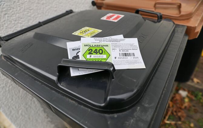 Die Mülltonnen und die Biomülltonnen brauchen demnächst unbedingt eine neue Marke fürs Jahr 2026.