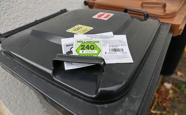 Die Mülltonnen und die Biomülltonnen brauchen demnächst unbedingt eine neue Marke fürs Jahr 2026.