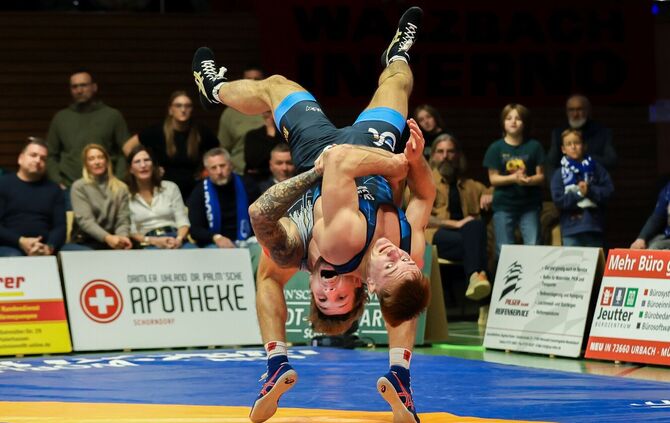 Die Ringer-Fans dürfen sich am Samstag auf heiße Duelle freuen. Hier eine Szene aus dem Vorkampf: Der ASV-Ringer Iuri Lomadze (u