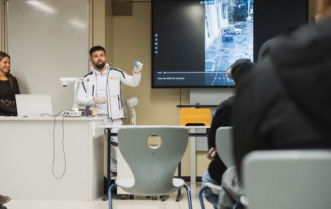 Mehrab Haidari erklärt bei einer Infoveranstaltung an der Grafenbergschule, was er als Maler und Lackierer bei der Firma Leibbra