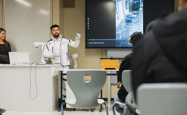 Mehrab Haidari erklärt bei einer Infoveranstaltung an der Grafenbergschule, was er als Maler und Lackierer bei der Firma Leibbra