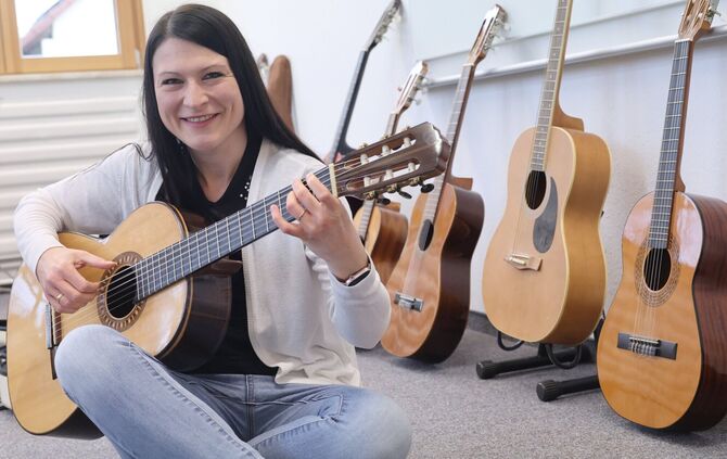 Gitarrenlehrerin Kathrin Hailer erläutert, was in den sechs Workshops der Gitarrentage Winnenden und bei zwei Konzerten geboten