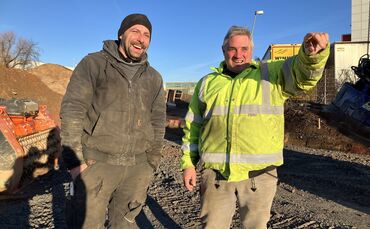 Sebastian Hess (links) und Thorsten Seidle auf der Baustelle, wo bald der neue Kreisverkehr entsteht. Hinter ihnen liegt die Die