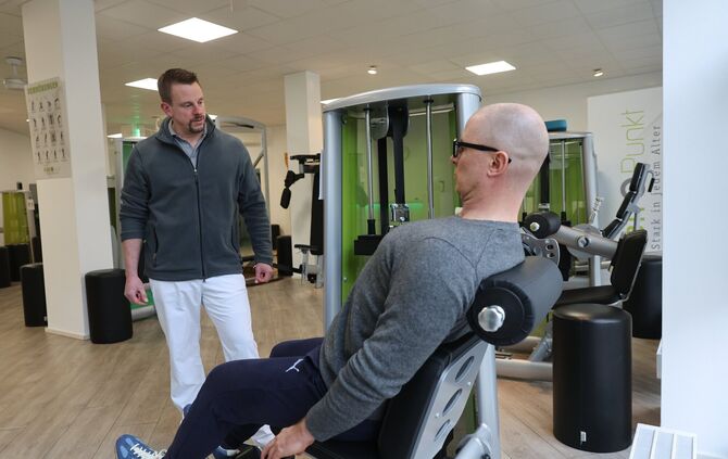 Dirk Seidt (links) und Jan de Kever (rechts) im "Kraftpunkt" in Korb: 2025 sind ganz neue Geräte fürs gesundheitsfördernde Kraft
