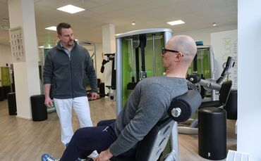 Dirk Seidt (links) und Jan de Kever (rechts) im "Kraftpunkt" in Korb: 2025 sind ganz neue Geräte fürs gesundheitsfördernde Kraft