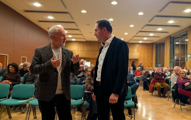 Hans-Martin Fischer (links) und OB Hartmut Holzwarth vor Beginn der Veranstaltung in der Hermann-Schwab-Halle am Donnerstagabend