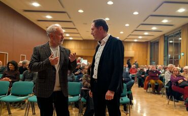 Hans-Martin Fischer (links) und OB Hartmut Holzwarth vor Beginn der Veranstaltung in der Hermann-Schwab-Halle am Donnerstagabend