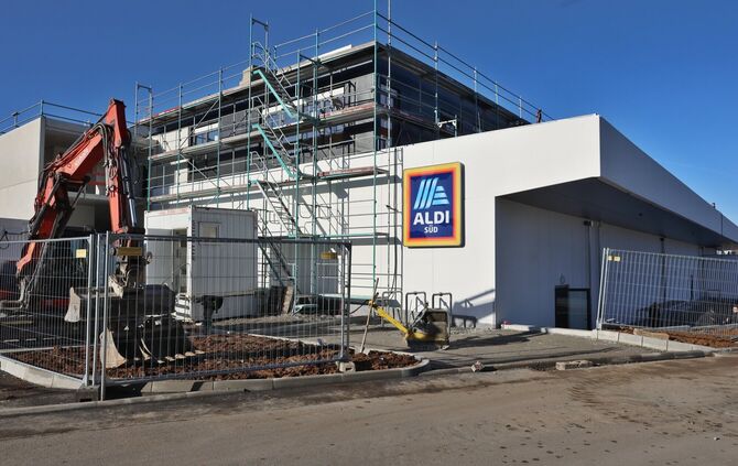 Am Aldi-Gebäude wird noch fließig geschafft.