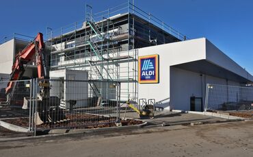 Am Aldi-Gebäude wird noch fließig geschafft.