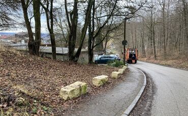 Damit an der Böschung unterhalb der Garagen am Pappelweg keine Autos parken können, hat die Stadt vor einem Jahr große Steinquad