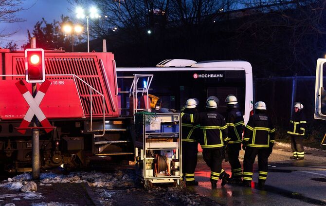 Zug kollidiert mit Bus in Hamburg