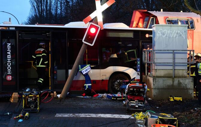 Zug kollidiert mit Bus in Hamburg