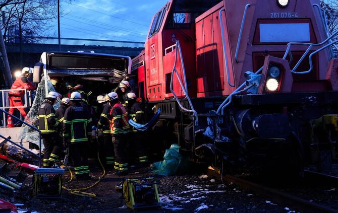 Zug kollidiert mit Bus in Hamburg