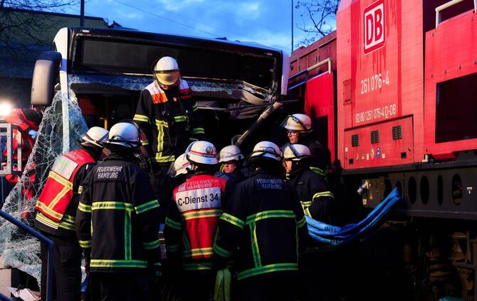 Zug kollidiert mit Bus in Hamburg