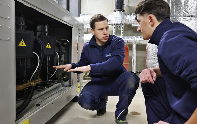 Der Auszubildende Leart Bytyci (rechts) hört Florian Kneipel aufmerksam zu und lernt jeden Tag etwas Neues.