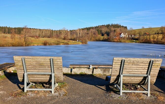 Der Aichstruter Stausee ruht derzeit friedlich unter einer dünnen Eisschicht. Doch bald wird er probehalber aufgestaut.