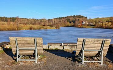 Der Aichstruter Stausee ruht derzeit friedlich unter einer dünnen Eisschicht. Doch bald wird er probehalber aufgestaut.