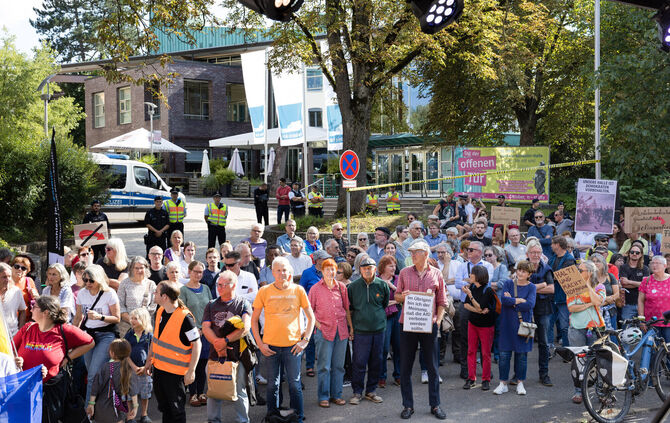 Demo gegen den "Bürgerdialog" der AfD vor der Barbara-Künkelin-Halle im Juli 2025.