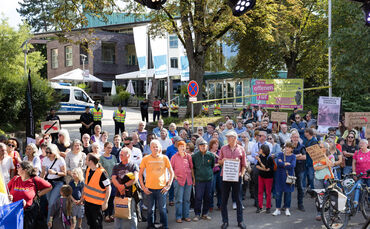Demo gegen den "Bürgerdialog" der AfD vor der Barbara-Künkelin-Halle im Juli 2025.