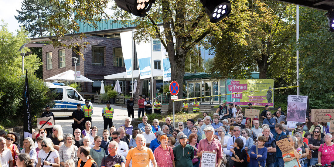 Demo gegen den "Bürgerdialog" der AfD vor der Barbara-Künkelin-Halle im Juli 2025.