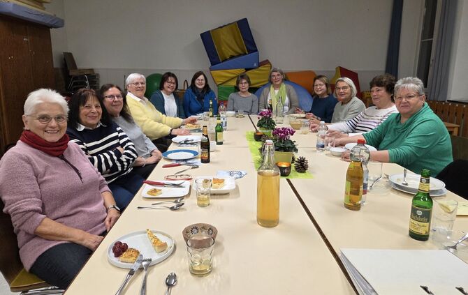 Die Landfrauen Vordersteinenberg beim Verkosten auf gut Schwäbisch.