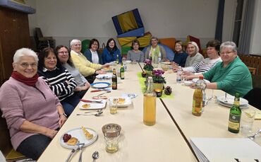 Die Landfrauen Vordersteinenberg beim Verkosten auf gut Schwäbisch.