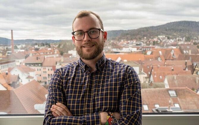 Leon Schäfer ist Psychologe und spezialisiert auf stressrelevante Themen und Stressprävention sowie Neurodiversität. Bis vor kur