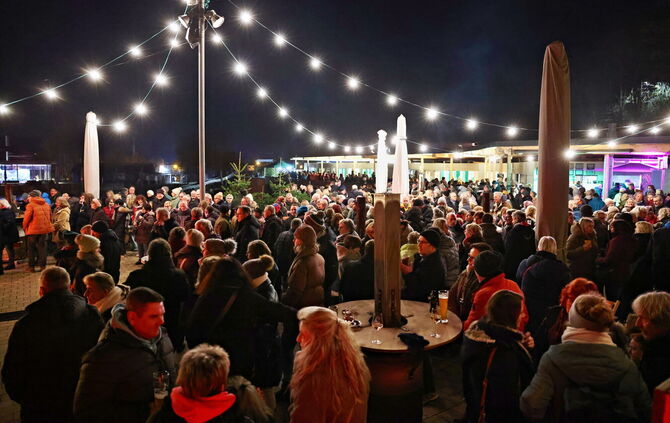 Großer Andrang bei der zweiten Auflage des Winterfestivals "Kultur am See im Schnee" im Ziegeleiseebad.