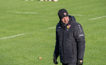 Sebastian Hoeneß wechselt in der VfB-Startaufstellung nur einmal.