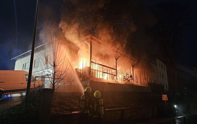 Flammen aus Mülltonne greifen über – Millionenschaden