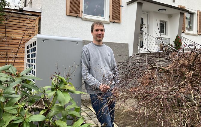 Arne Taube mit der Wärmepumpe vor seinem Haus in der Karlstraße in Waiblingen.