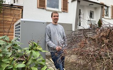 Arne Taube mit der Wärmepumpe vor seinem Haus in der Karlstraße in Waiblingen.