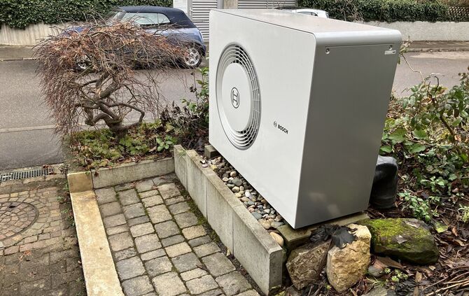 Die Wärmepumpe im Vorgarten.