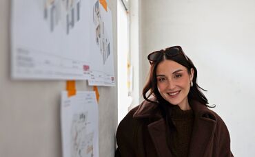 Sarina Sanchez neben den Innenausbauplänen. Sie eröffnet März 2026 ihren Kosmetiksalon "Ridefined" an der Torstraße 9.