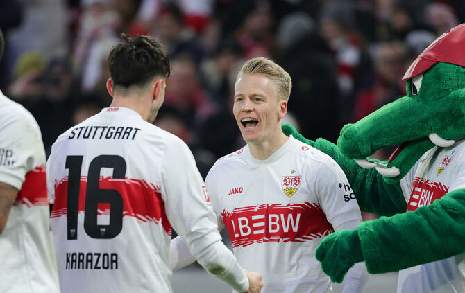 Kapitän Atakan Karazor und Maskottchen Fritzle freuen sich mit Chris Führich (Mitte) über sei zwischenzeitliches Führungstor geg