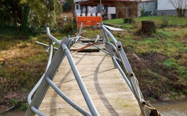 Seit der Hochwasserkatastrophe im Juni 2024 ist diese Brücke nicht mehr passierbar.