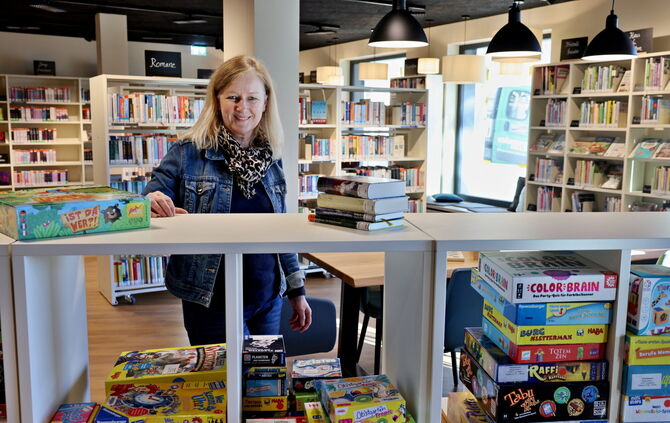 Leiterin Ursula Lauer in der neuen Bücherei.