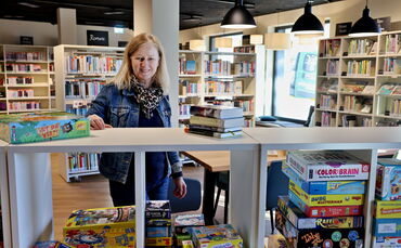 Leiterin Ursula Lauer in der neuen Bücherei.