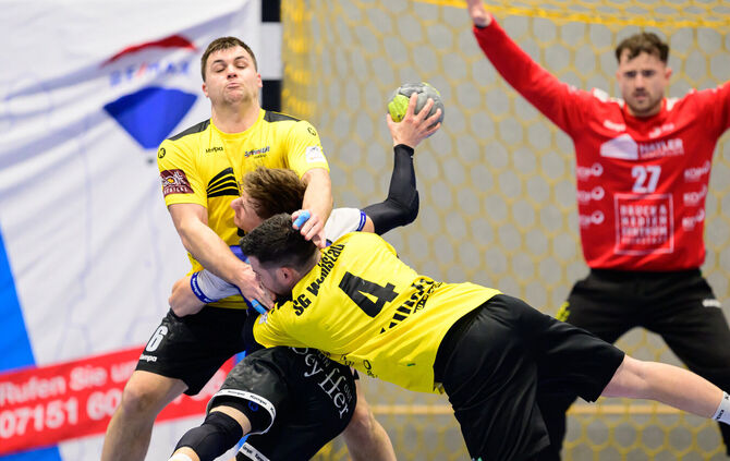 Julian Linsenmaier (stehend) sah gegen Plochingen schon nach zehn Minuten die Rote Karte.