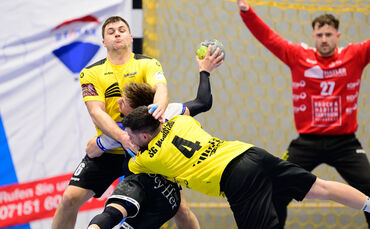 Julian Linsenmaier (stehend) sah gegen Plochingen schon nach zehn Minuten die Rote Karte.