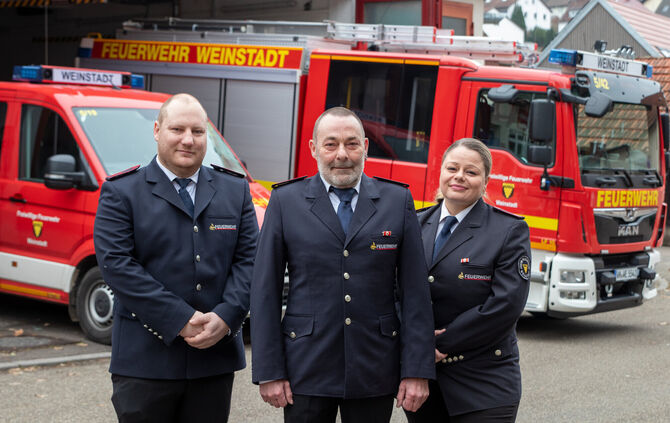 Oliver Grund (links), der neue Abteilungskommandant der Feuerwehr in Strümpfelbach, mit seinem Vorgänger Thomas Wilhelm und der