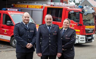 Oliver Grund (links), der neue Abteilungskommandant der Feuerwehr in Strümpfelbach, mit seinem Vorgänger Thomas Wilhelm und der 